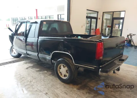 1998 Chevrolet C1500 Fleetside z USA, uszkodzony, nr VIN 2GCEC19M5W1275739